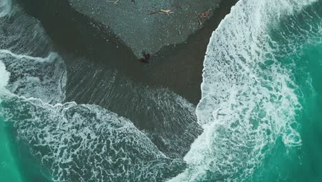 Nueva-Zelanda-Arena-Negra-En-La-Playa-Del-Océano-Rompiendo-Olas-En-La-Costa