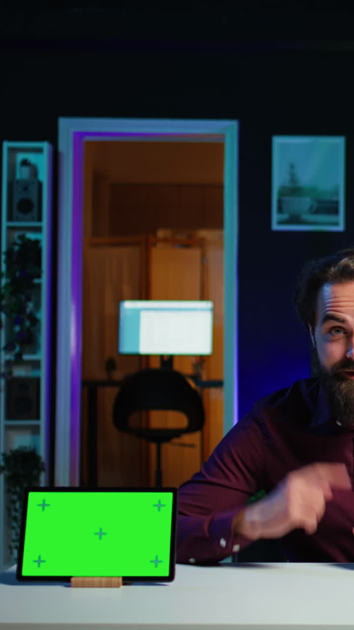 Content creator di video verticali che recensisce un mockup di un dispositivo digitale