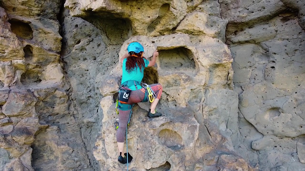 Grimpeuse en escalade en tête filmée par drone