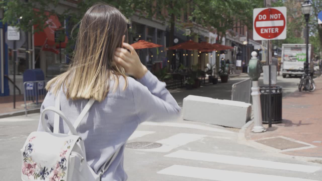 바쁜 도시 거리를 고 있는 여자