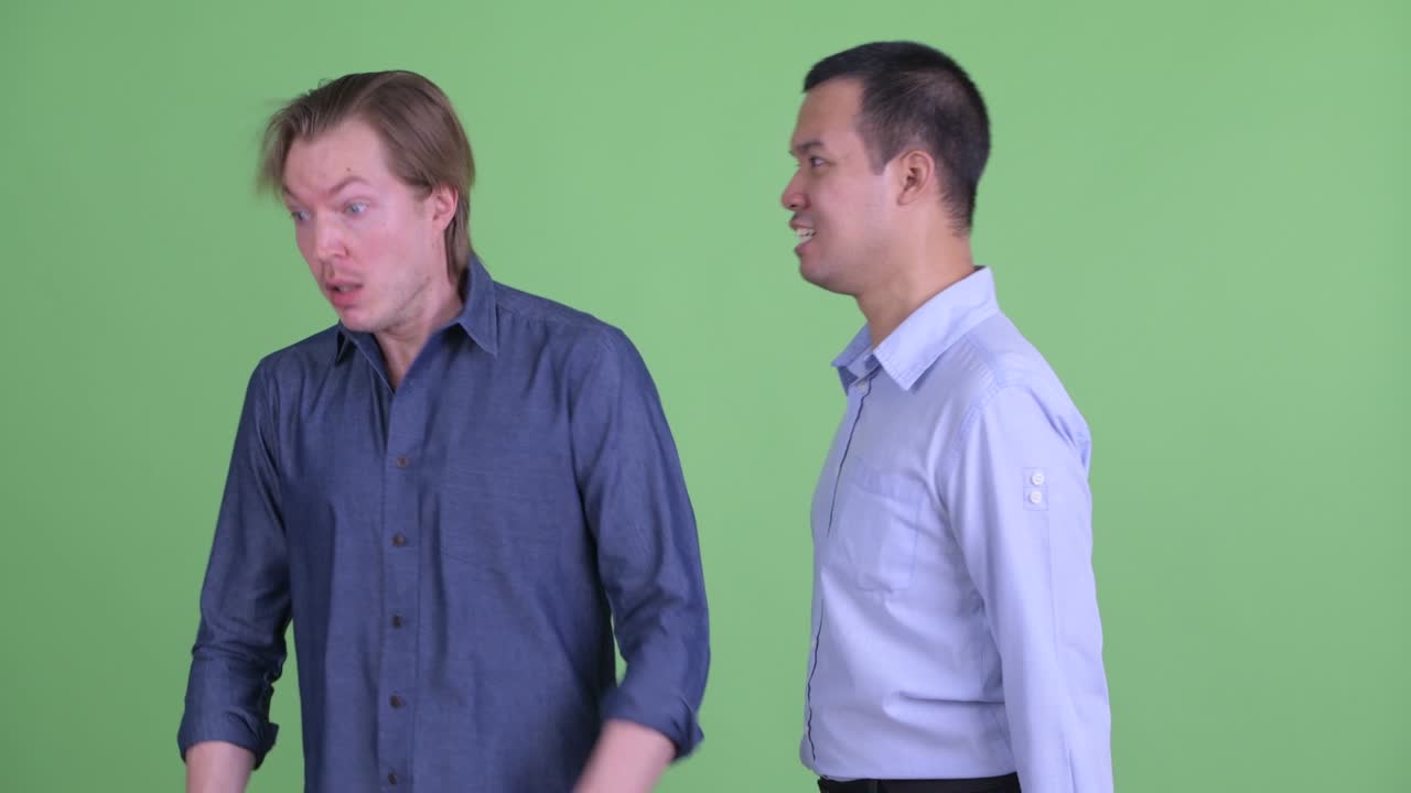 분노 한 사업가 가 게으른 잠자는 사업가 를 위해 소리 치고 초록색 스튜디오 배경 에