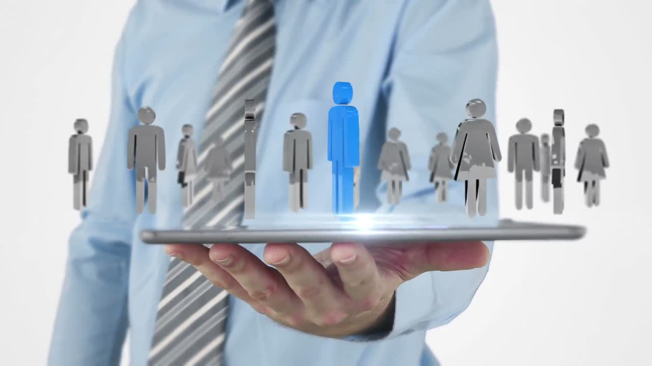 hombre de negocios usando una tableta para ver un holograma