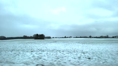 Conduciendo-Por-Campos-Blancos-Como-La-Nieve