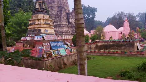 antiguo templo budista tradicional desde diferentes ángulos en el día con video de cielo plano tomado en el templo mahabodhi bodh gaya bihar india el 11 de febrero de 2020