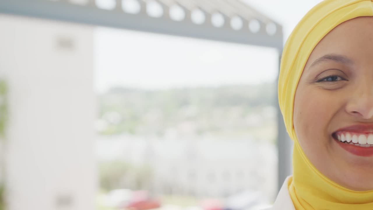 카메라 를 바라보며 사무실 에서 미소 짓는 행복 한 두 인종 사업가 의 초상화, 슬로우 모션