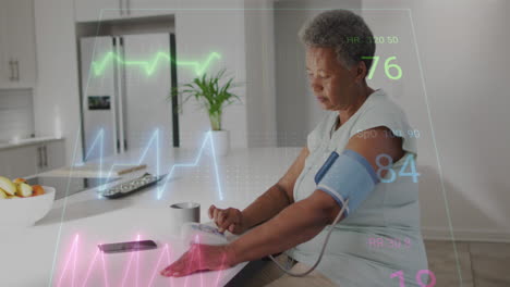 animación de monitor de ritmo cardíaco sobre mujer anciana afroamericana comprobando la presión arterial en casa