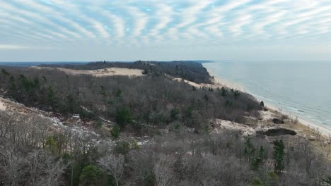 nubes exuberantes y esponjosas sobre la costa cubierta de dunas del lago michigan