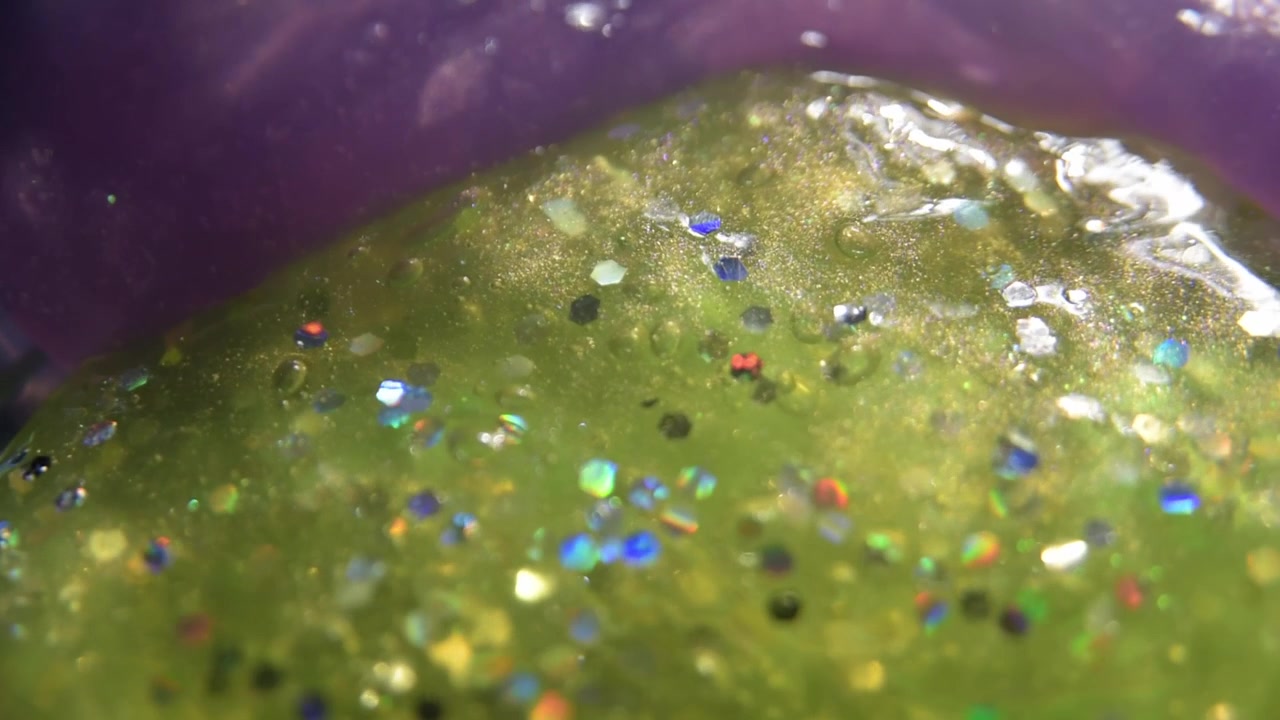 Lähikuva glitterliman tekstuurista.
