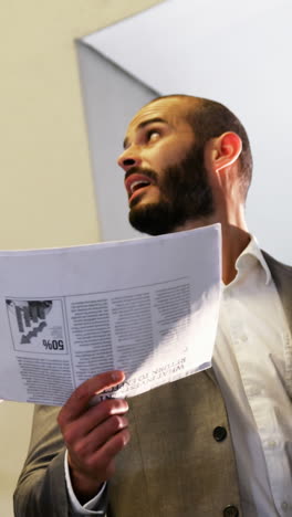 gente de negocios discutiendo sobre el documento