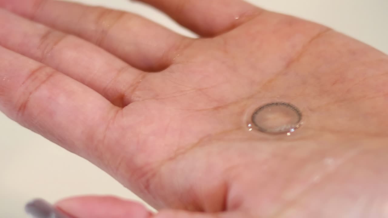 una moneda cayendo en una palma abierta, capturada en marcos.