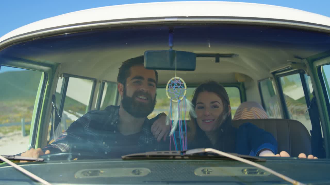 una joven pareja feliz interactuando entre sí en una furgoneta 4k