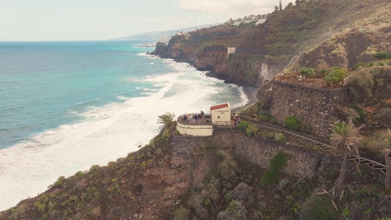 Vedute cinematografiche con drone delle acque cristalline di Tenerife, delle coste vulcaniche, delle spiagge dorate e delle vivaci atmosfere estive dell'isola, catturate dall'alto.