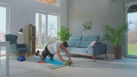 joven deportista haciendo ejercicio en casa