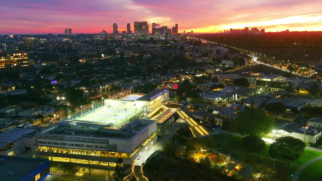 Ripresa aerea | West Hollywood | Century City sullo sfondo | Illuminazione serale |
