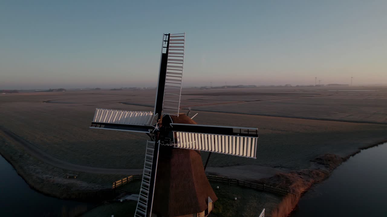 Molen in het fries landschap bij Cornwerd, Sud west Friesland.
