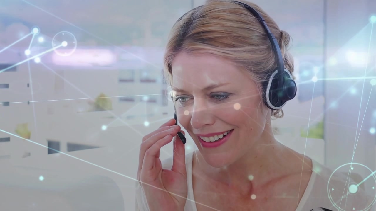 Animação de rede de conexões sobre empresária caucasiana usando headset de telefone