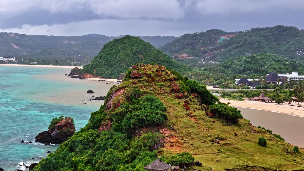 Rekaman udara menanjak Pantai Seger Kuta