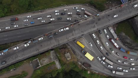 Vista-Aérea-Cinematográfica-De-Arriba-Hacia-Abajo-Del-Hermoso-Intercambio-De-Autopistas-Con-Automóviles-Y-Vehículos-De-Transporte-Pesado-Que-Se-Cruzan-Entre-Sí