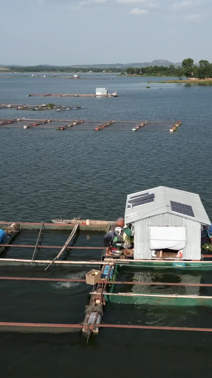 Peternakan Ikan Terapung di Danau