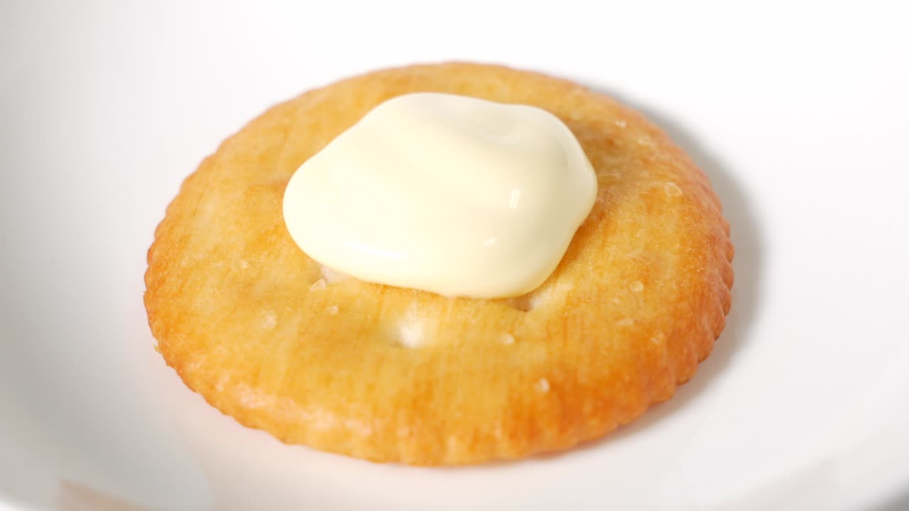 마요네즈와 함께 둥근 크래커