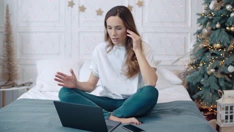 Mujer-Sonriente-Leyendo-Noticias-Positivas-En-La-Computadora-De-Una-Casa-De-Lujo.