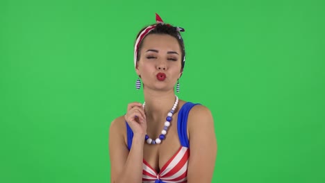 una chica pin-up en traje de baño con bandera estadounidense.