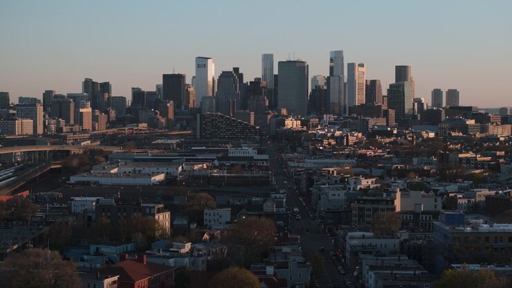 Luftaufnahme von Boston bei Sonnenaufgang. Aufgenommen an einem Frühlingsmorgen.