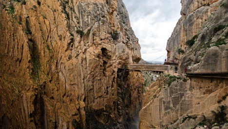 4K-Schuss-Der-Alten-Hängebrücke-Am-Königspfad-In-Der-Schlucht-Chorro,-Provinz-Malaga,-Spanien