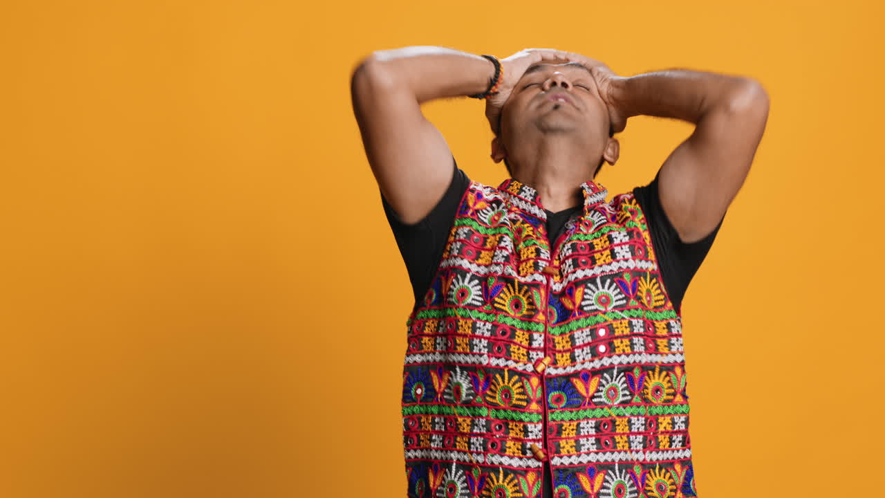 hombre cubriendo la cara con las palmas en la incredulidad, sintiéndose molesto, fondo de estudio