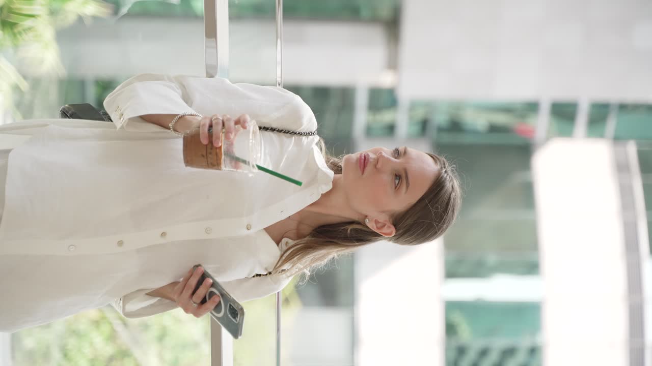 커피와 전화를 가진 여자