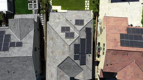 paneles solares con vista aérea de arriba hacia abajo en los tejados de la zona residencial