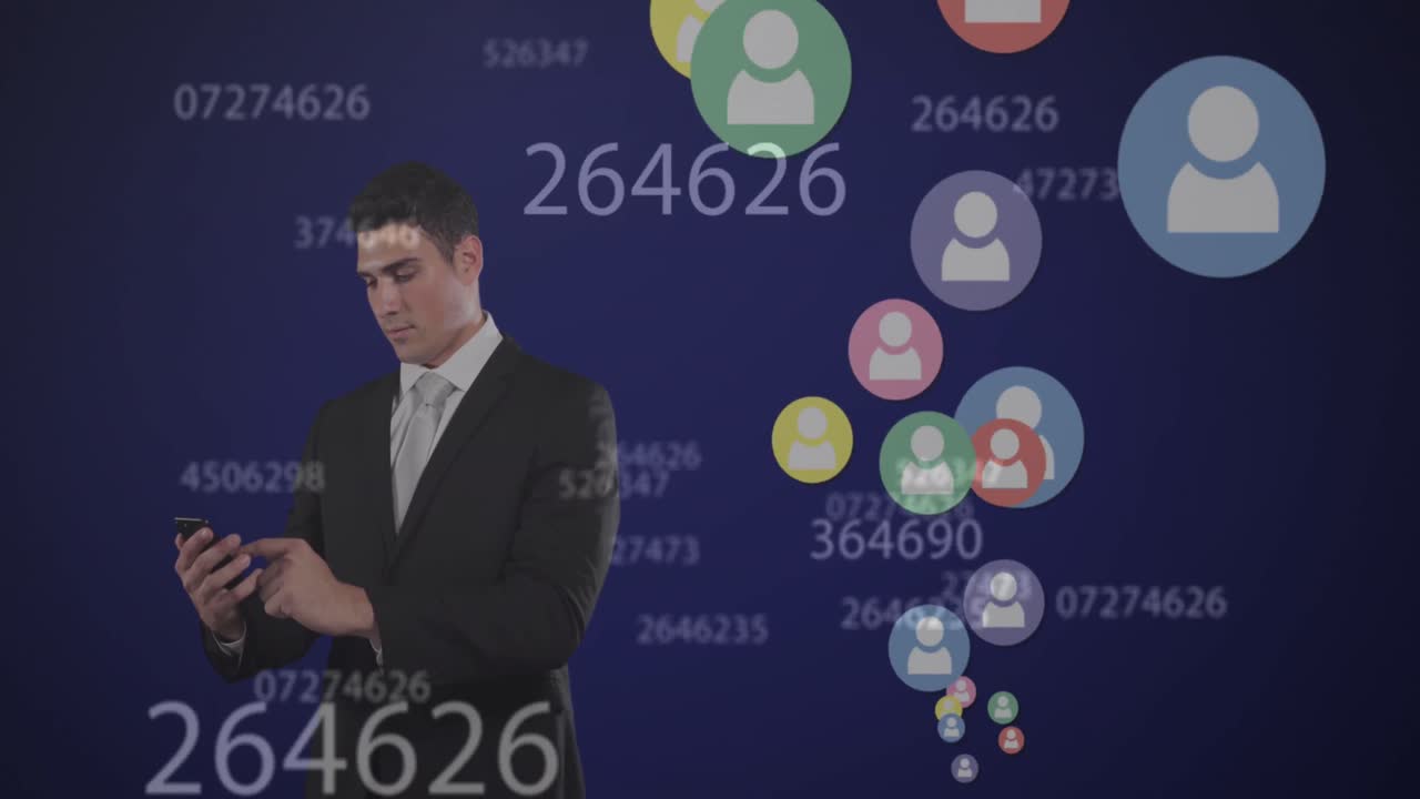 스마트 폰을 사용하는 백인 사업가에 대한 여러 프로필 아이콘과 변하는 번호의 애니메이션