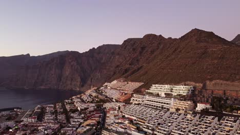 Gebäude-Eines-Ferienresorts,-Umgeben-Von-Gewaltigen-Klippen,-Los-Gigantes,-Teneriffa