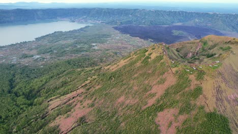 Luftschwenk-Von-Links-Nach-Rechts-Vom-Kraterrand-Des-Vulkans-Mount-Batur-Bei-Sonnenaufgang-In-Bali,-Indonesien