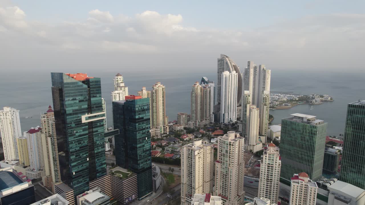 Skyline della città di Panama con moderni grattacieli vicino all'oceano, vista aerea.