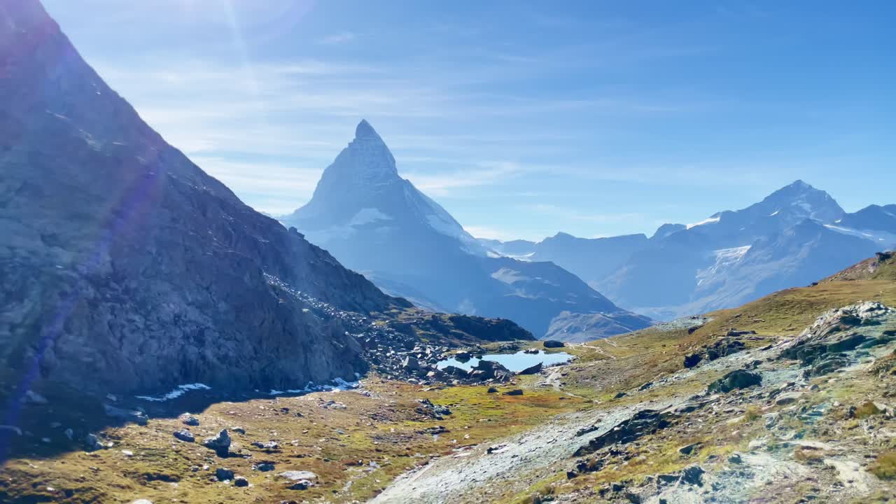 montaña: paisaje de la montaña matterhorn cerca de rotenboden y gornergart, suiza, europa | caminando a lo largo de una remota ladera de piedra cerca de un acantilado