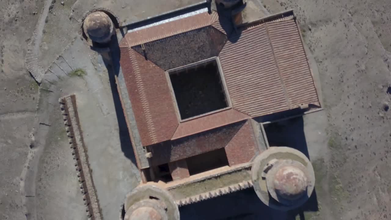 vista aérea del castillo de la calahorra con sierra nevada detrás en granada, españa