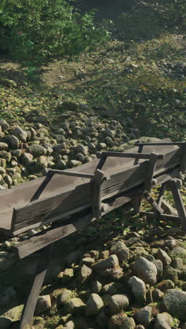 viejo canal de agua de madera en un bosque