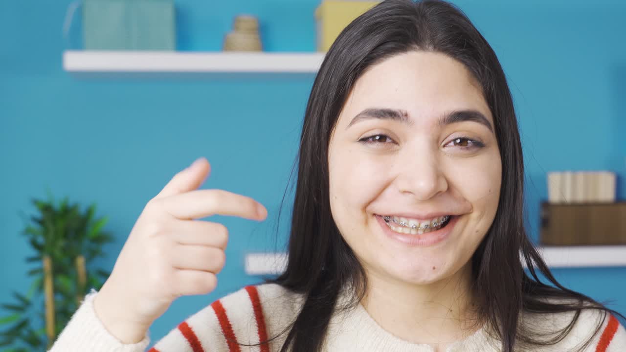 튼튼한 젊은 여성은 행복하고 만족합니다.