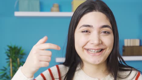 a jovem com aparelhos é feliz e satisfeita.