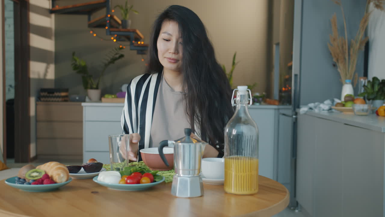 부에서 아침 식사를 하는 여자