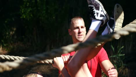 Entrenador-Entrenando-A-Niños-En-El-Campo-De-Entrenamiento.