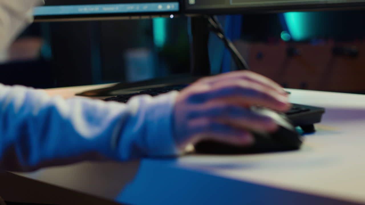 técnico que hace la garantía de calidad del software, leyendo el código fuente en la pc