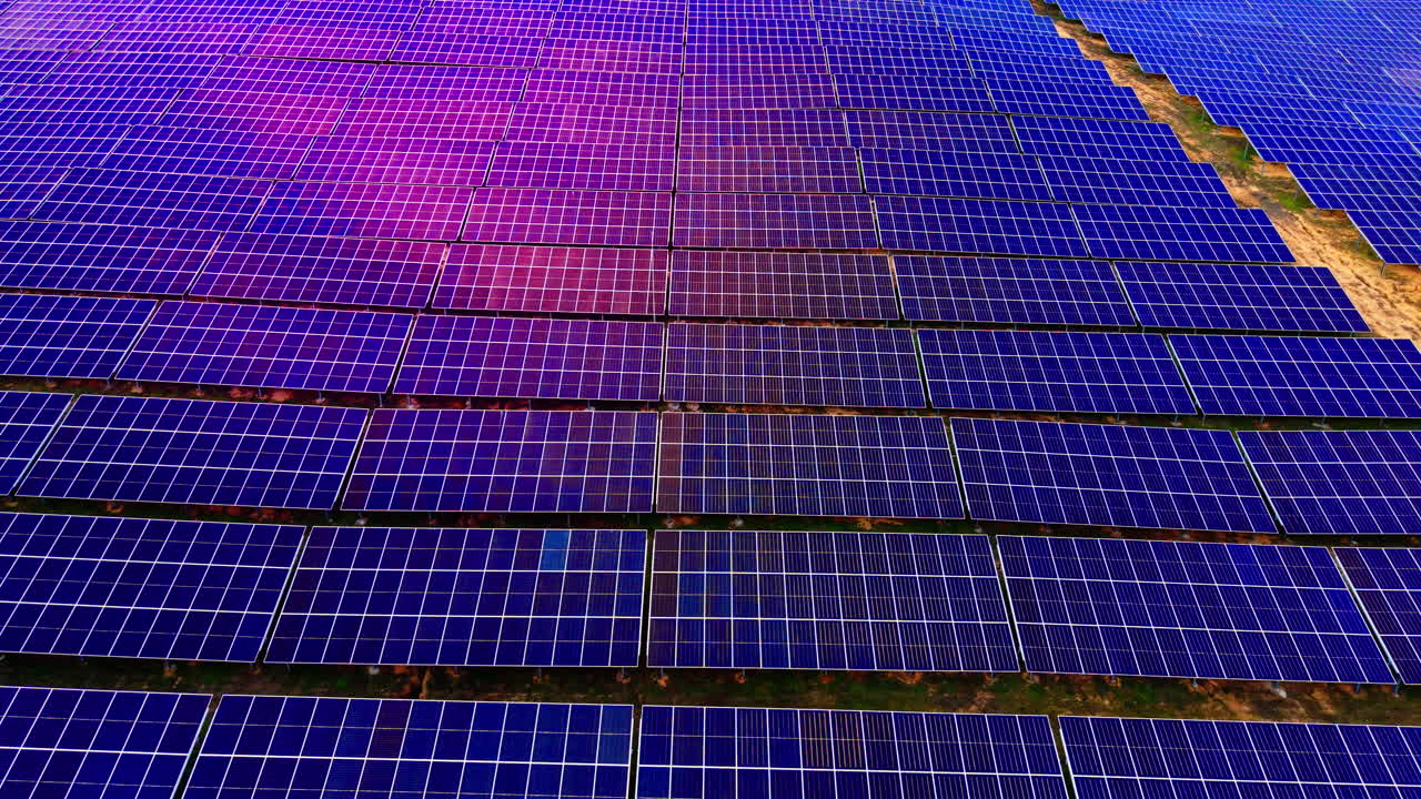 Installazione densa di pannelli solari fotovoltaici blu scuro. Vista aerea di una griglia viola di pannelli fotovoltaici.