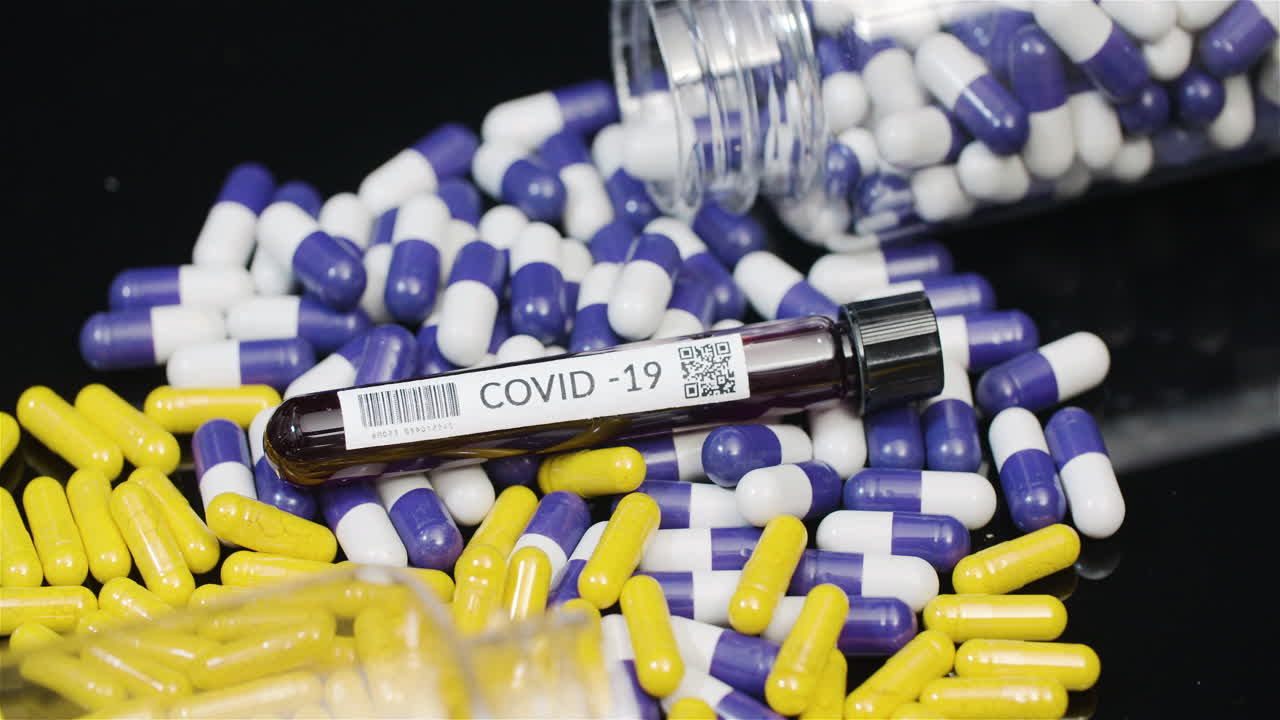 tabletas médicas covid 19 tubo de muestra y píldoras industria farmacéutica giratoria