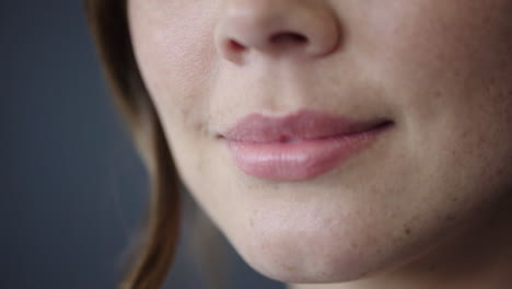 boca de mujer sonriente labios suaves belleza femenina seductora