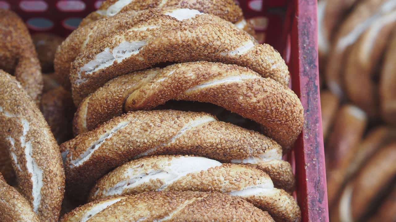 primer plano de pan turco recién horneado simit