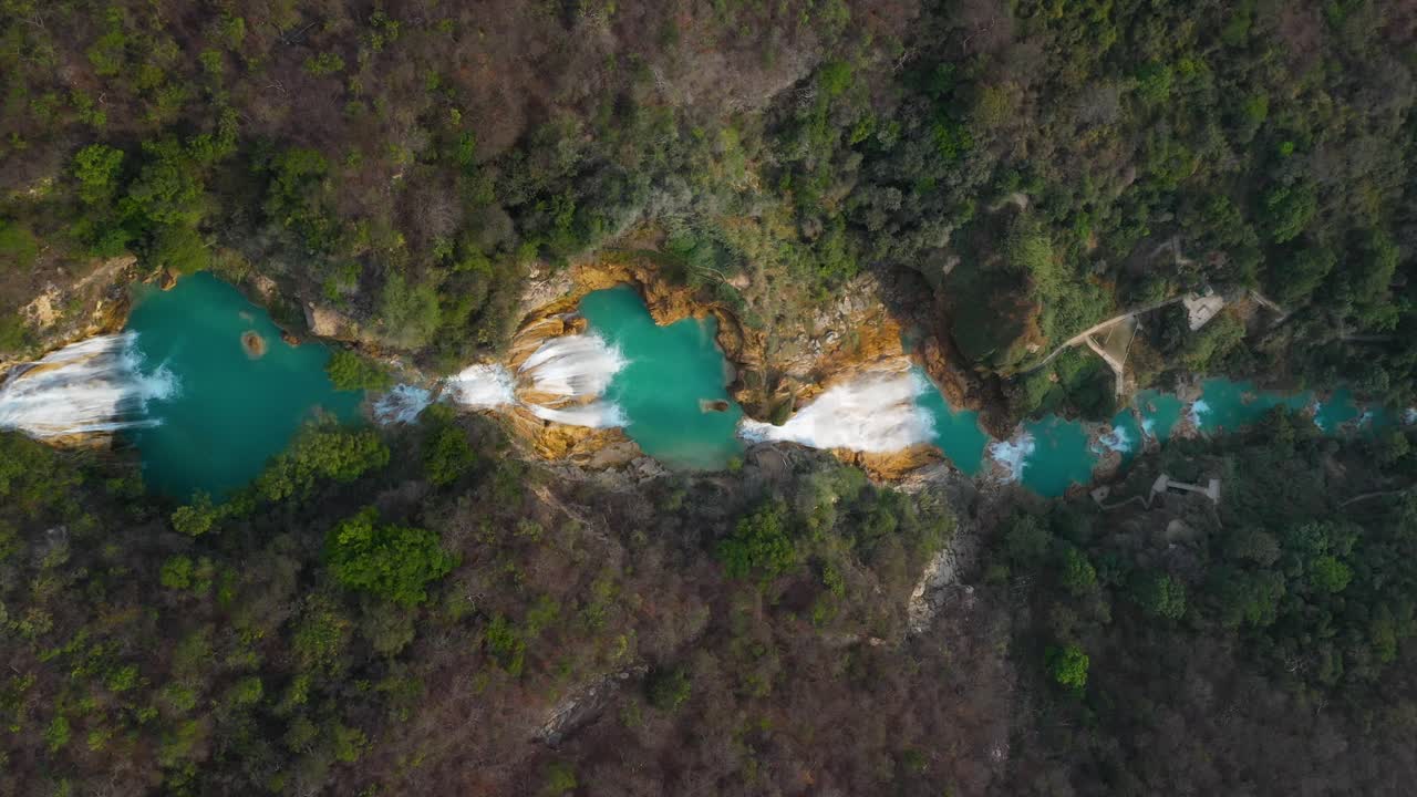 Aereo: vista dall'alto della cascata El Chiflón nella foresta pluviale del Chiapas, Messico.