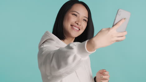 Asiatische-Frau,-Die-Selfie-Auf-Dem-Smartphone-Macht.