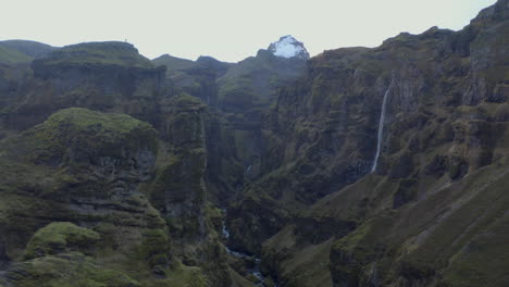 Toma-Aérea-Baja-A-Través-Del-Cañón-Múlagljúfur-Islandia